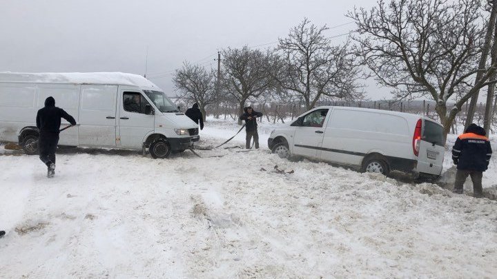 Сильнейший снегопад, который обрушился на страну, стал причиной нескольких десятков ДТП