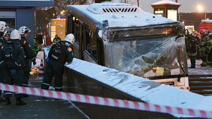 Водителю автобуса, который въехал в переход у московского метро, предъявили обвинение