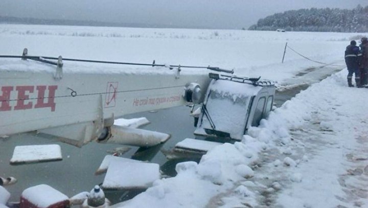 В Иркутске бензовоз и автокран провалились под лёд: фото