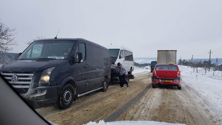 Автомобильное движение на трассе Кишинёв-Леушены серьёзно затруднено: фото