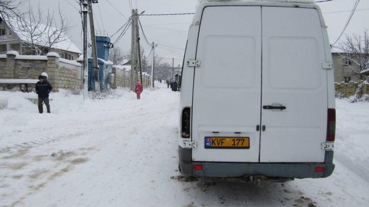 Ребенок, катаясь на санках, попал под колеса автомобиля в Страшенах: фото