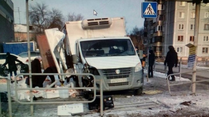 Пенсионеры расхватали колбасу и пельмени, рассыпавшиеся после столкновения грузовиков: видео 