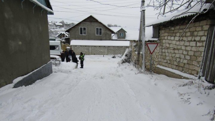 Ребенок, катаясь на санках, попал под колеса автомобиля в Страшенах: фото