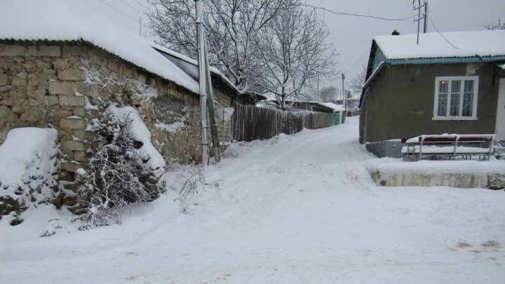 Ребенок, катаясь на санках, попал под колеса автомобиля в Страшенах: фото