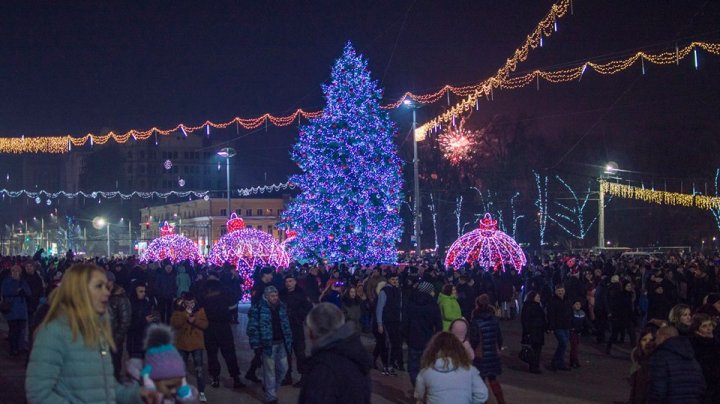 Новый год в Кишинёве встретили праздничным концертом и фейерверком: фото