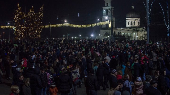 Новый год в Кишинёве встретили праздничным концертом и фейерверком: фото