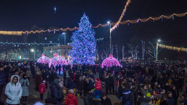 Новый год в Кишинёве встретили праздничным концертом и фейерверком: фото