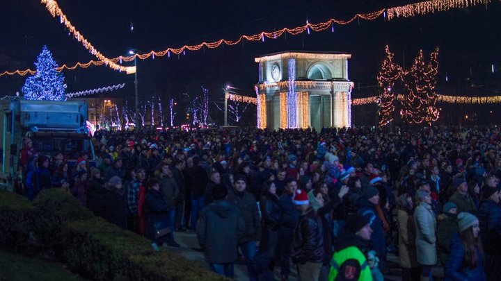 Новый год в Кишинёве встретили праздничным концертом и фейерверком: фото