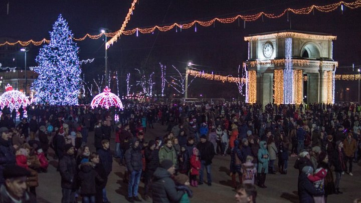 Новый год в Кишинёве встретили праздничным концертом и фейерверком: фото