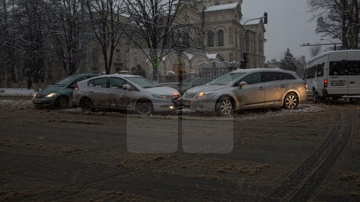 Два автомобиля столкнулись на столичном перекрёстке: фото