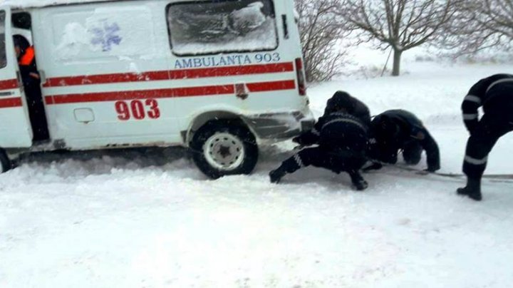 «Скорая» с трёхмесячным младенцем вылетела в кювет: фото 