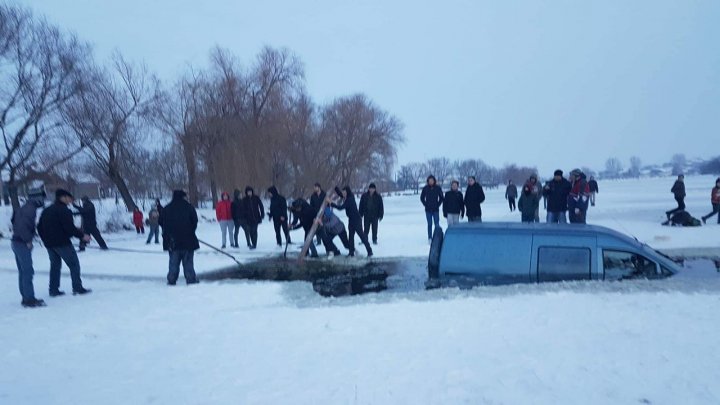 Машина провалилась под лёд в Сынжерейском районе: фото