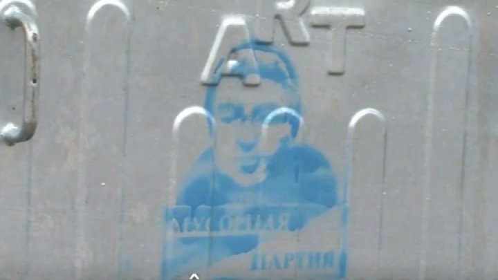 В Бельцах на мусорных контейнерах появились портреты Усатого с подписью "мусорная партия"