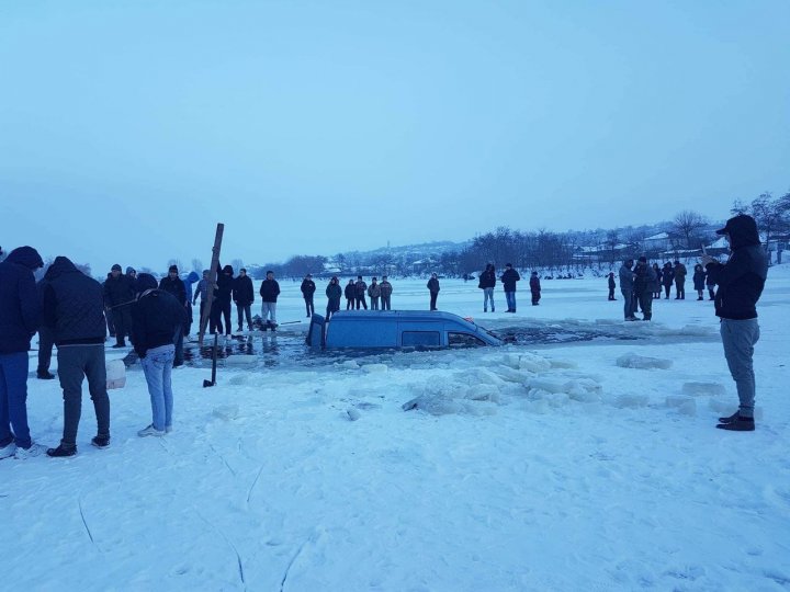 Машина провалилась под лёд в Сынжерейском районе: фото
