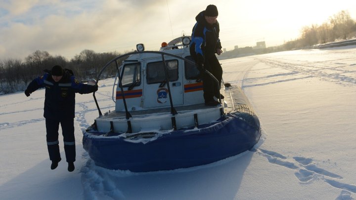 На юге Москвы подростков на лодке спасли из ледяной полыньи