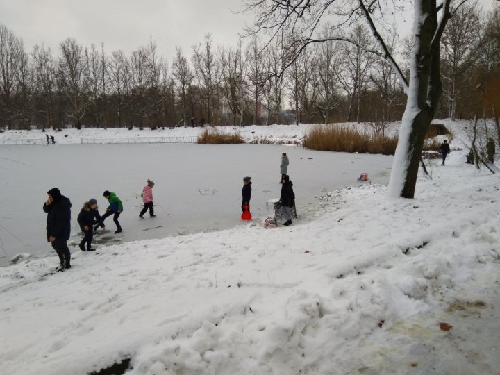 Дети подвергли свою жизнь опасности в «Долине Роз»: фото