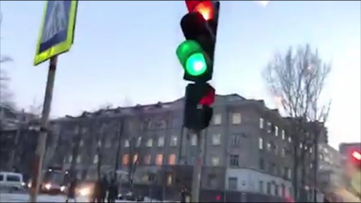 Неисправный светофор привёл в замешательство столичных водителей (видео)