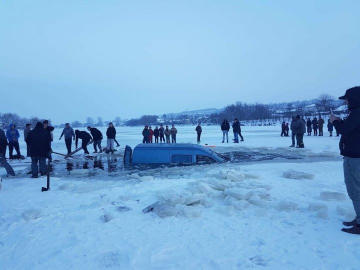 Машина провалилась под лёд в Сынжерейском районе: фото