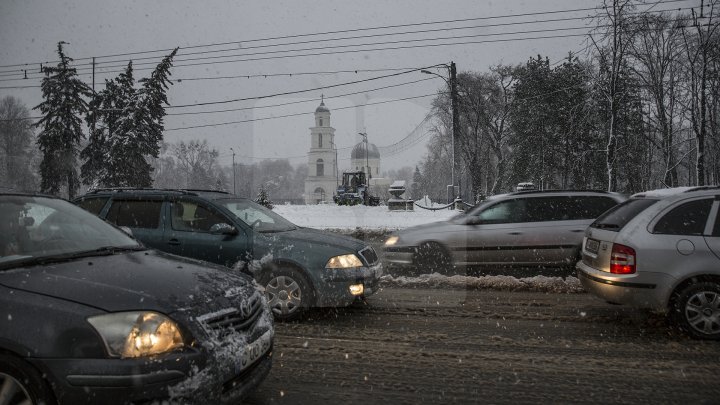 Водители оценили работу дорожных служб в Кишинёве во время снегопада