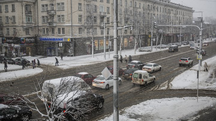 Водители оценили работу дорожных служб в Кишинёве во время снегопада