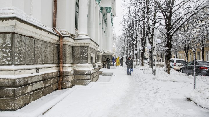 Водители оценили работу дорожных служб в Кишинёве во время снегопада