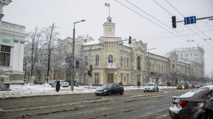 Водители оценили работу дорожных служб в Кишинёве во время снегопада