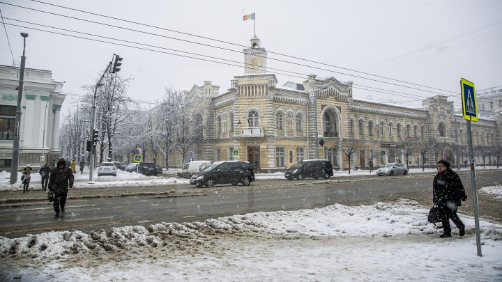 Водители оценили работу дорожных служб в Кишинёве во время снегопада