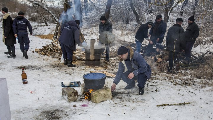 Сотрудники пограничной полиции окунулись в Прут: фото