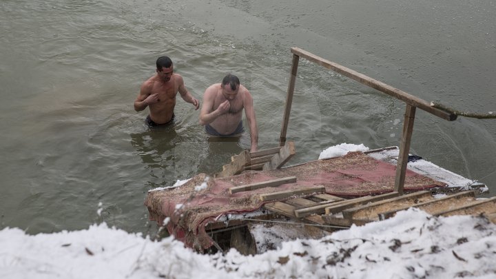 Сотрудники пограничной полиции окунулись в Прут: фото