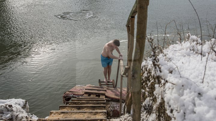 Сотрудники пограничной полиции окунулись в Прут: фото