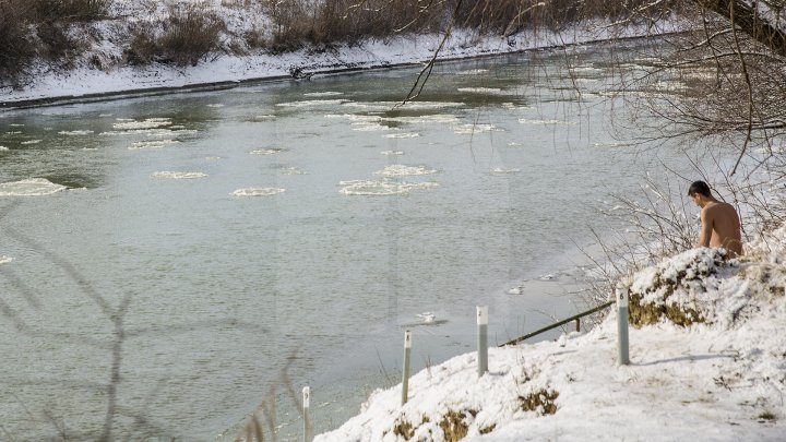 Сотрудники пограничной полиции окунулись в Прут: фото