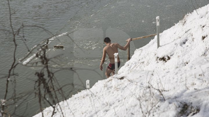 Сотрудники пограничной полиции окунулись в Прут: фото