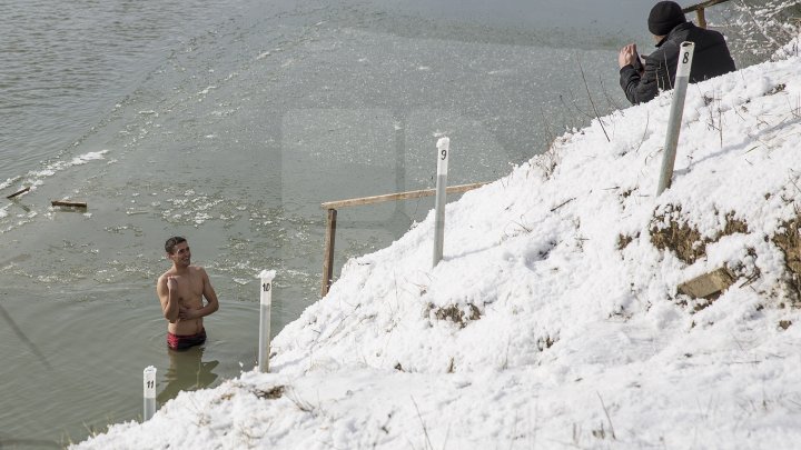 Сотрудники пограничной полиции окунулись в Прут: фото