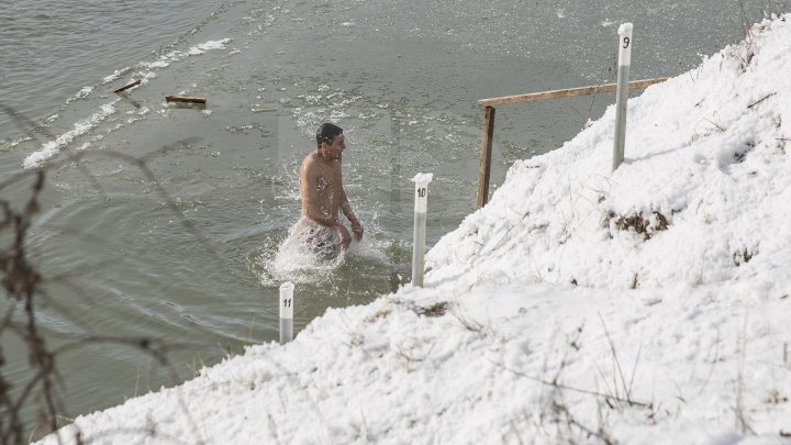 Сотрудники пограничной полиции окунулись в Прут: фото