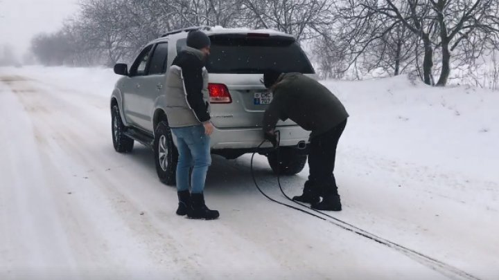 Местные автолюбители помогают водителям, заблокированным из-за непогоды: видео 