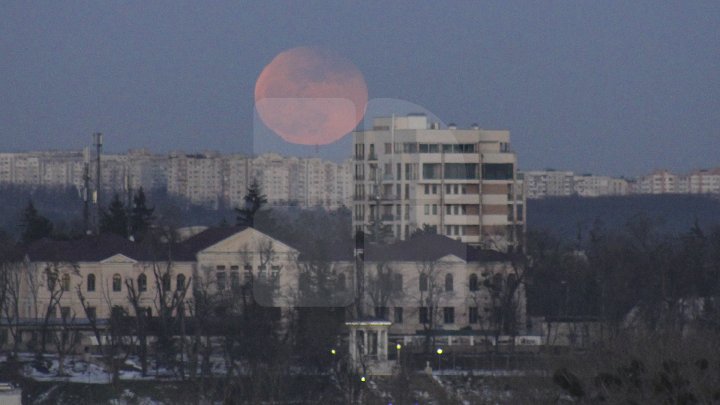 Кроваво-красная луна поднялась над Кишинёвом: видео