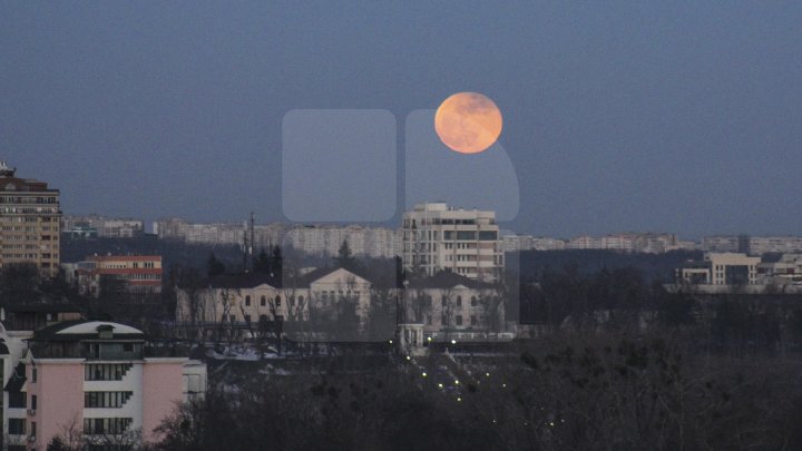 Кроваво-красная луна поднялась над Кишинёвом: видео