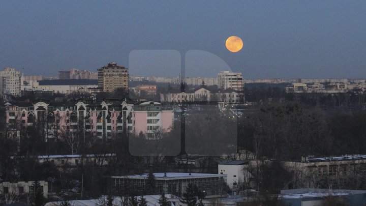 Кроваво-красная луна поднялась над Кишинёвом: видео