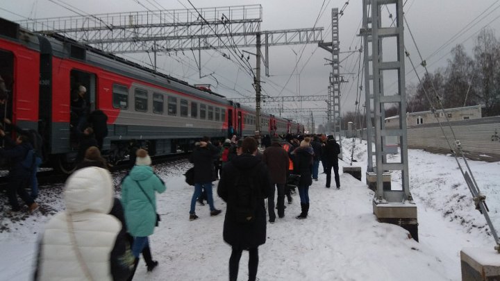 В Москве загорелась электричка с тысячей пассажиров: фото 