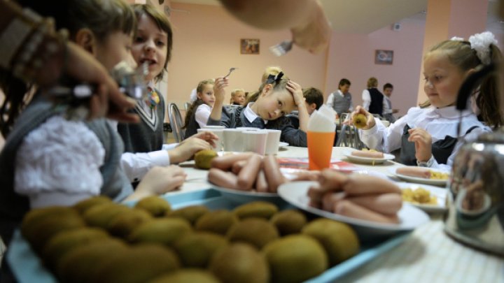 Директор школы, где мальчику не разрешили ходить в столовую со всеми, прокомментировала ситуацию