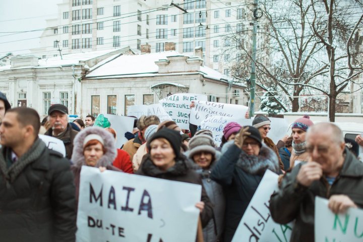 Около 400 человек устроили акцию протеста возле офиса Майи Санду: фото