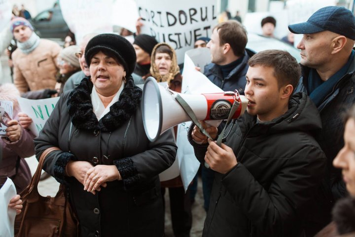 Около 400 человек устроили акцию протеста возле офиса Майи Санду: фото