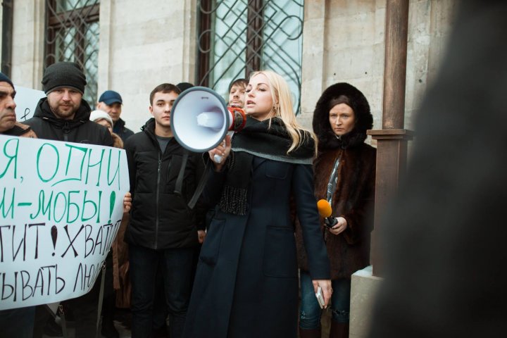 Около 400 человек устроили акцию протеста возле офиса Майи Санду: фото