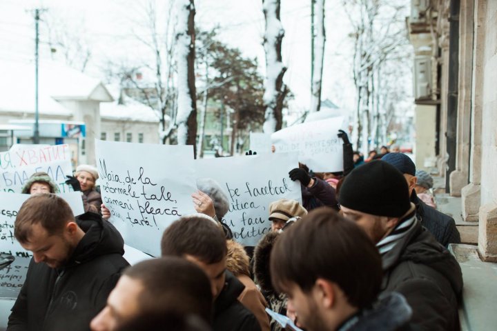 Около 400 человек устроили акцию протеста возле офиса Майи Санду: фото