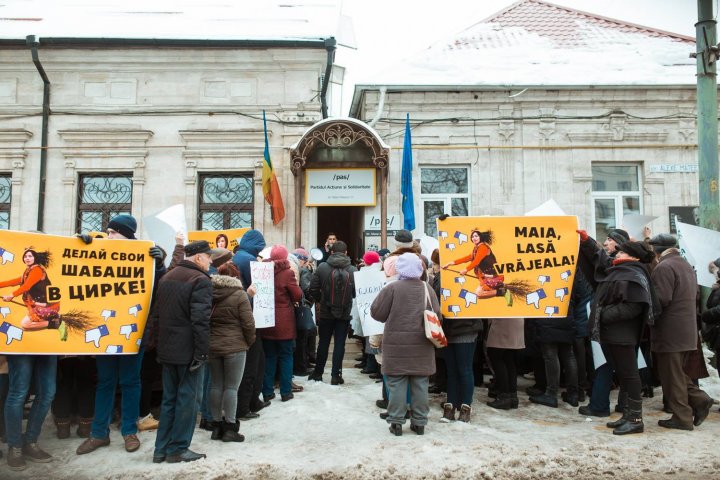 Около 400 человек устроили акцию протеста возле офиса Майи Санду: фото