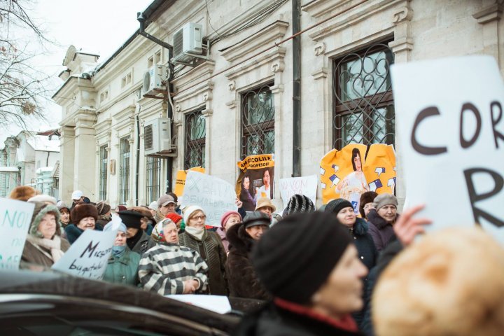 Около 400 человек устроили акцию протеста возле офиса Майи Санду: фото