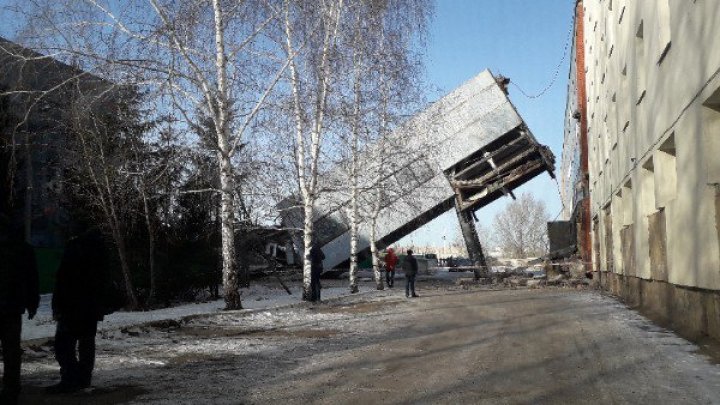 В Башкирии рухнул надземный переход: видео