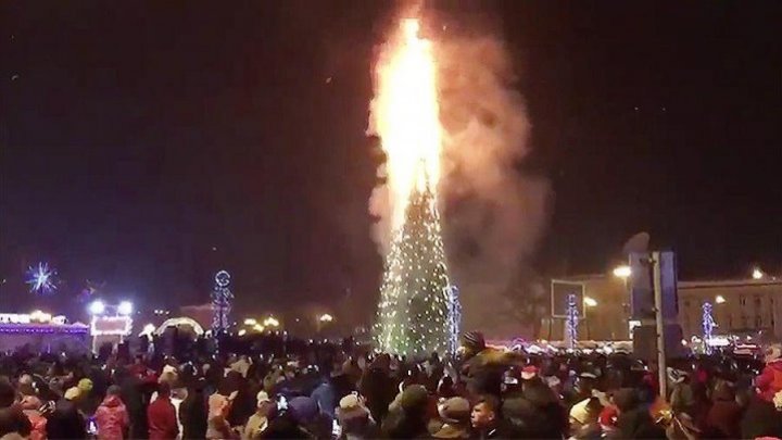 Новую елку взамен сгоревшей установили в Южно-Сахалинске