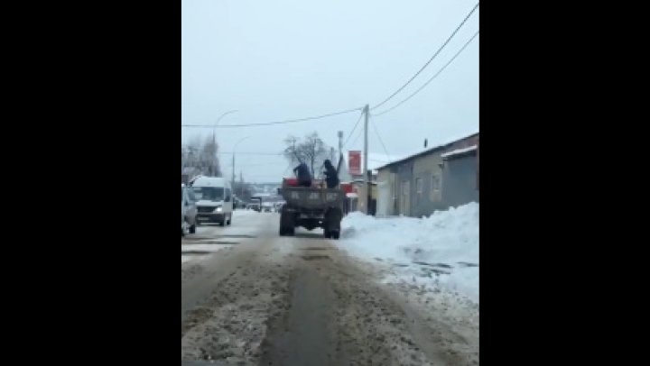 В Бельцах противогололедный реагент разбрасывают лопатами из грузовика (видео)