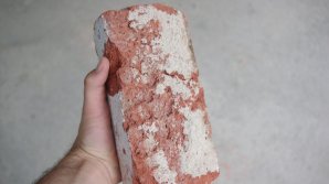 Грабитель целился кирпичом в витрину, а попал в голову другу (видео) 